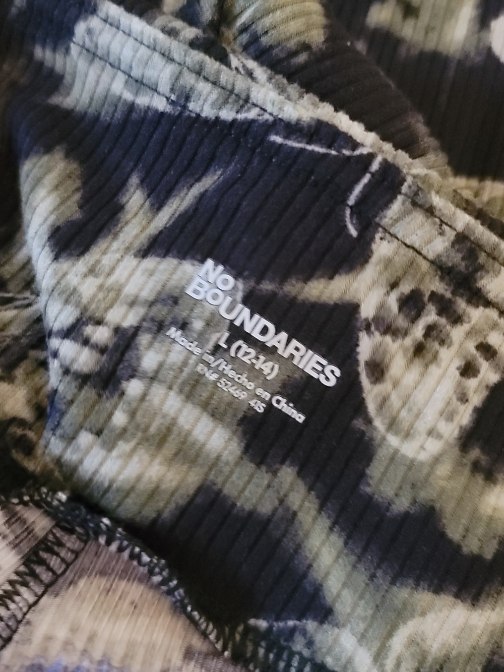 No Boundaries Black and Olive Green Butterfly Bell Bottom Leggings Size Large - Picture 4 of 9